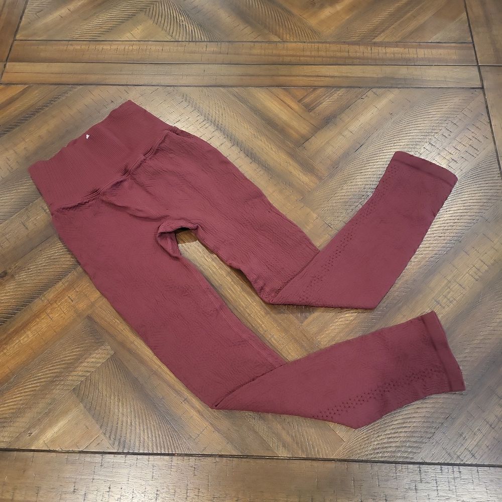 Free People NWOT Good Karma Tile Textured leggings Dark Cherry Maroon XS/S